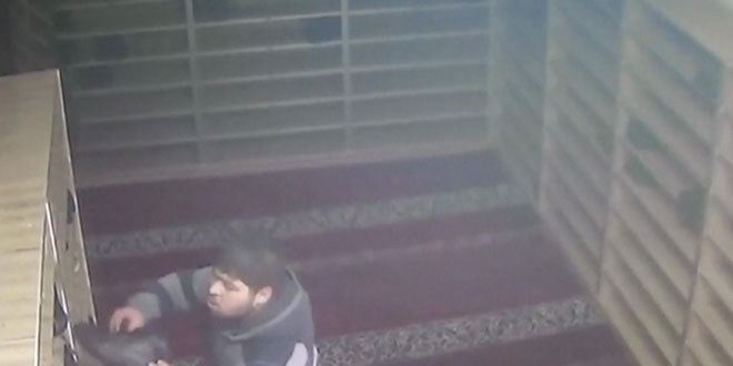 Hijyenik hırsız! Önce kokladı, sonra çaldı