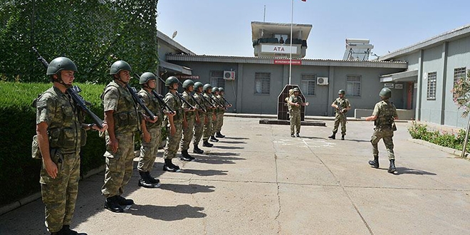 Başbakan Yıldırım, Mehmetçik'e baklava ikram etti