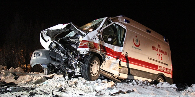 Yozgat'ta ambulans i makinesine arpt: 2 yaral