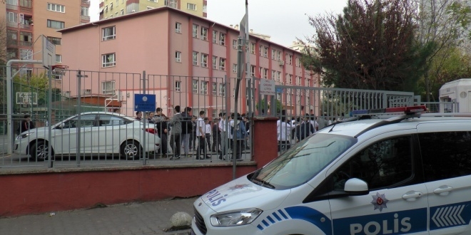 Öğrenci pansiyonunda asansöre sıkışarak öldü