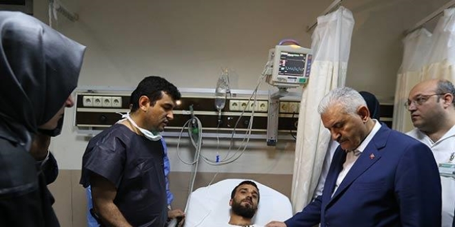 Başbakan, tedavileri devam eden yaralıları ziyaret etti