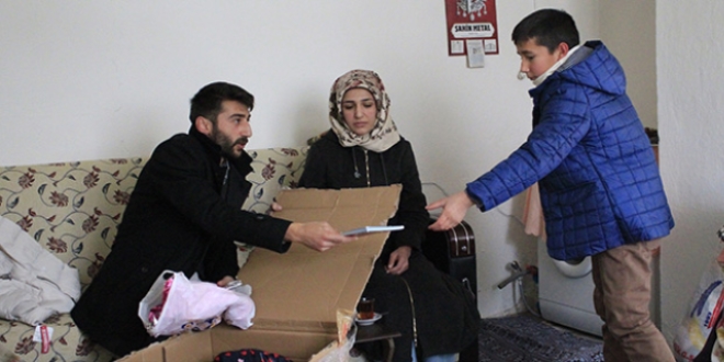 Traktörle okula giden öğretmen öğrencilerine 'hızır' gibi oldu