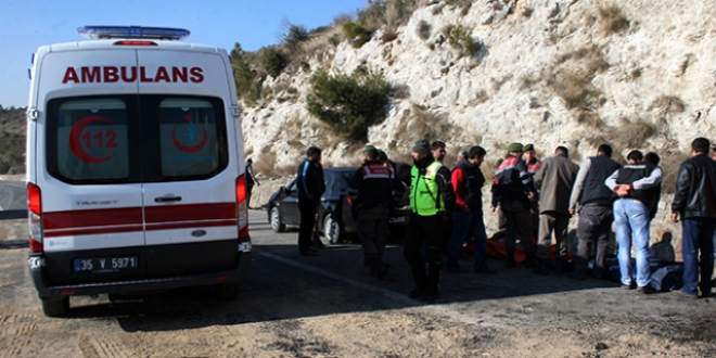 zmir'de trafik kazas: 2 l, 1 yaral