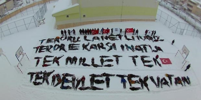 Öğrencilerden teröre anlamlı tepki