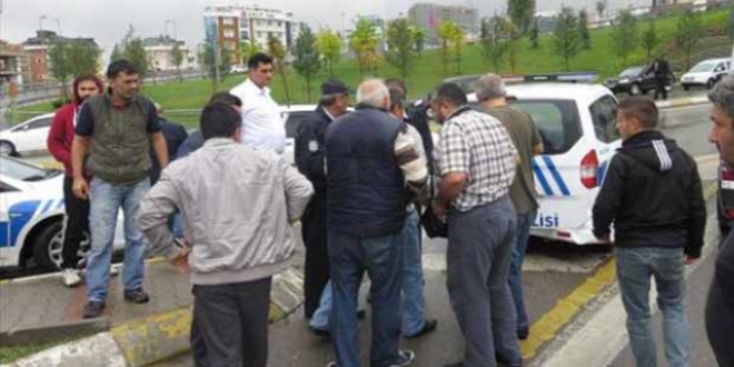 Otomobilin çarptığı polis yaralandı