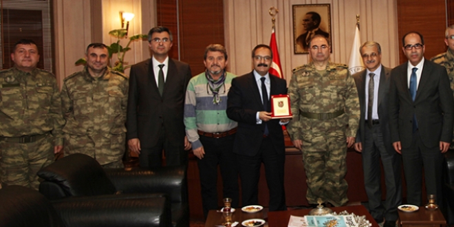 TSK'dan Gaziantep niversitesine plaket