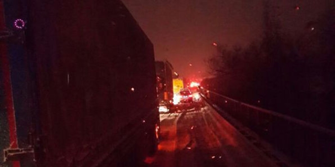 İstanbul'da kar trafiği felç etti, vatandaş yollarda kaldı