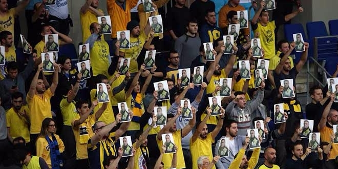 Fenerbahçe tribünleri Fethi Sekin'i unutmadı