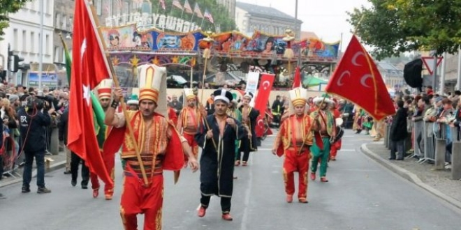 Almanya'dan 3 hilalli Osmanlı sancağına yasak