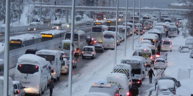 İstanbul'da kar yağışı ulaşımı olumsuz etkiliyor