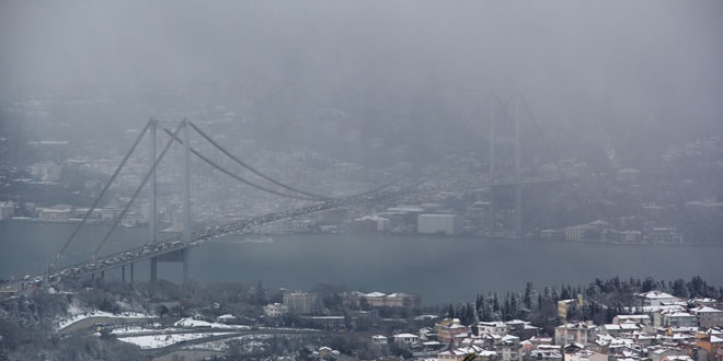 İstanbul'da yoğun kar yağışı, gemi geçişleri kapatıldı
