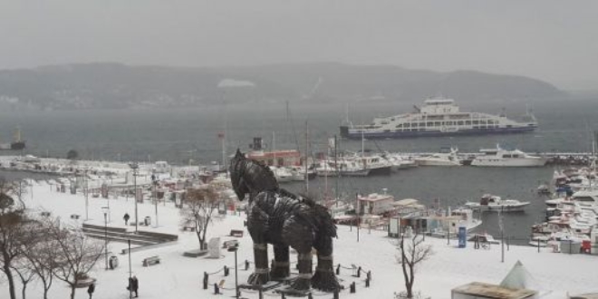 Çanakkale Boğazı'nda transit gemi geçişlerine kar engeli