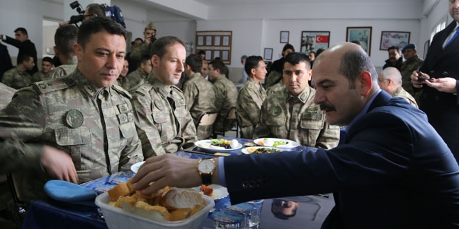Soylu, Hatay'da askerlerle kahvaltıda bir araya geldi