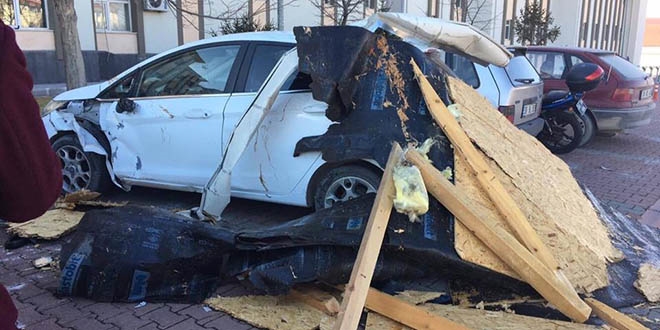 Kayseri'de kakülte çatısı öğrencilerin üzerine uçtu: 5 yaralı
