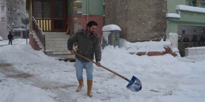 Belediye işçisi kar çalışması yaparken 6 altın bilezik buldu
