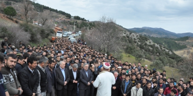 Hayatn kaybeden madenci topraa verildi