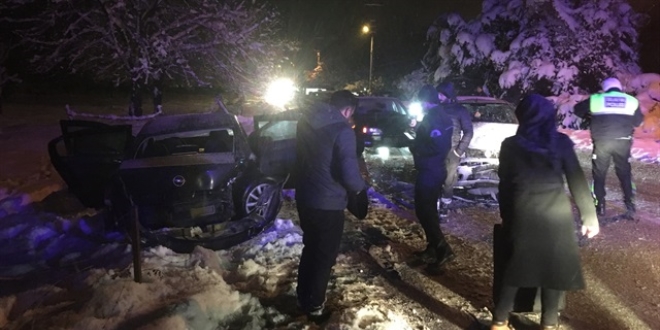 Sakarya'da buzlanma kazaya neden oldu: 5 yaralı