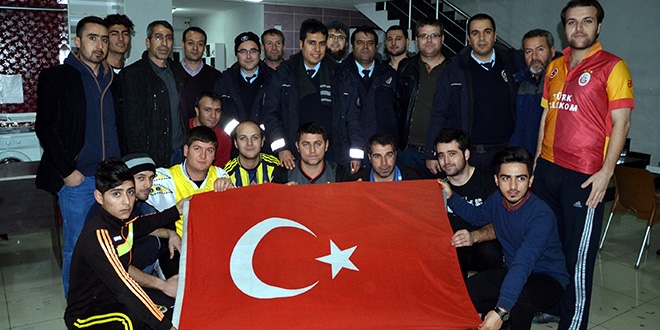 Kavga ihbarı üzerine gelen polislere sevgi gösterisi