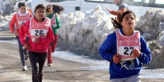 Öğrenciler sıfırın altında 7 derecede koştu