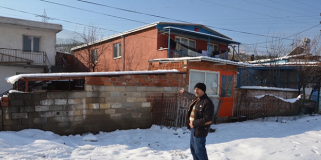 Manisa'da iki evin üstüne elektrik hattı düştü