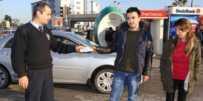 ATM'de buldukları parayı polise teslim ettiler