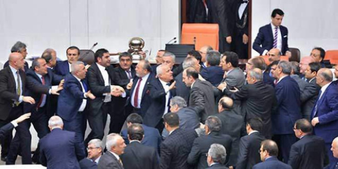 Meclis'te Ak Parti ile CHP arasnda kavga kt