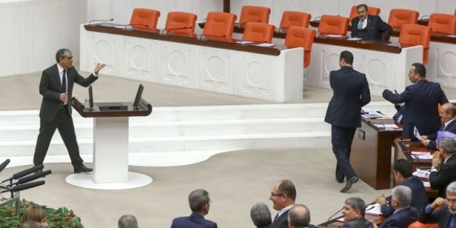 Anayasa görüşmeleri gergin başladı