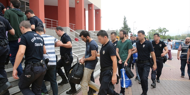 Erzurum'da polislerin de bulunduu 87 kii gzaltna alnd