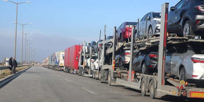 Kapıkule ve Hamzabeyli'de 9 kilometrelik tır kuyruğu oluştu