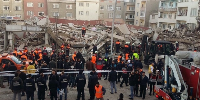 2 kişinin ölümüne neden olan çöken binanın enkazı kaldırılıyor