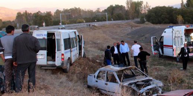 Hasta nakil aracı otomobille çarpıştı: 3 yaralı