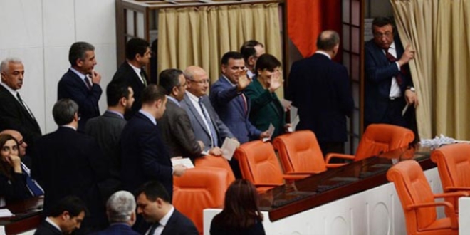 CHP'li vekillerden gece yarısı eylemi