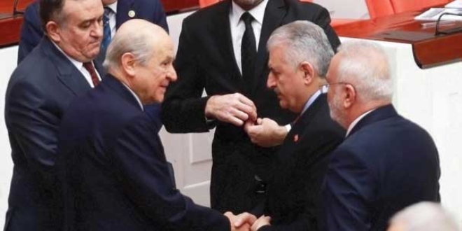 Başbakan Yıldırım ile Bahçeli'nin bir süre sohbet etti