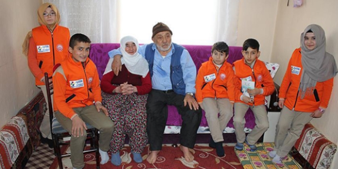 Ortaokul öğrencilerinden oluşan 'iyilik timi' iş başında