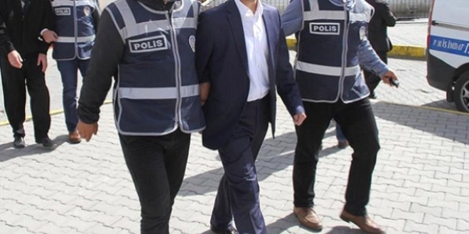 Sivas'ta FET'den 2 retmen 6 polis gzaltnda