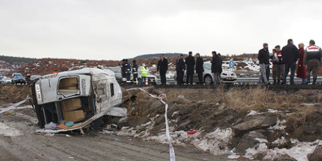 Kütahya'da öğrenci servisi devrildi: 1 ölü, 14 yaralı