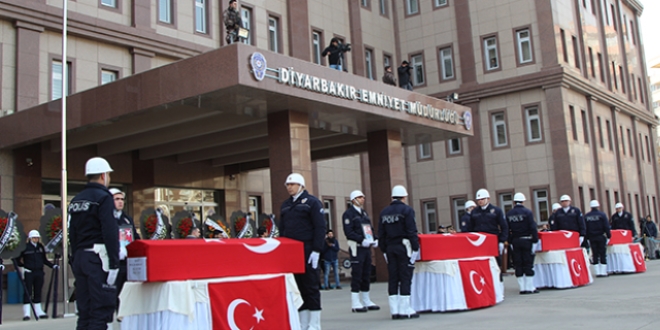 Şehit polis memurları memleketlerine uğurlandı