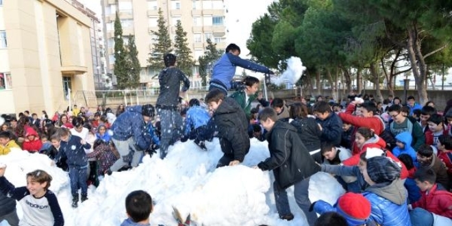 Antalya'da okula kamyonlarla kar geldi, ocuklar elendi