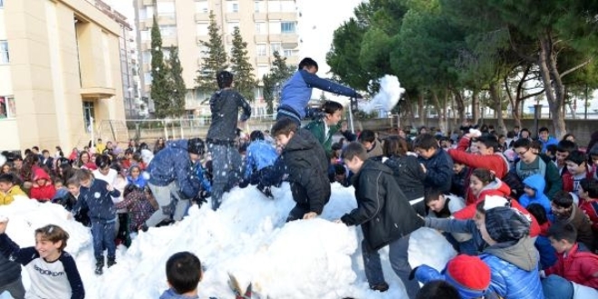 Antalya'da okula kamyonlarla kar geldi, çocuklar eğlendi