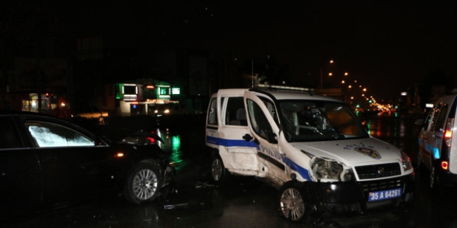 Başkentte yolcu minibüsü polis aracına çarptı: 3 yaralı