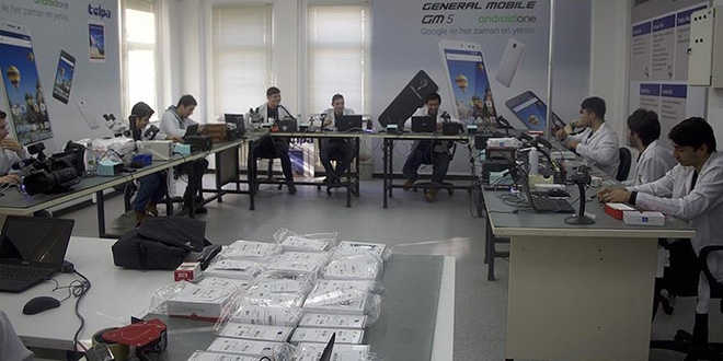 Öğrenciler 'cep' tamirinden aylık bin lira kazanıyor