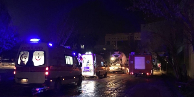 Akdeniz Üniversitesi'nde iskele çöktü: 7 işçi yaralandı