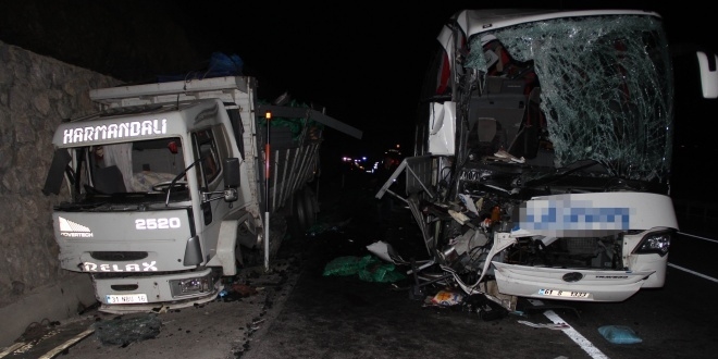 Konya'da yolcu otobs kamyona arpt: 1 l, 15 yaral