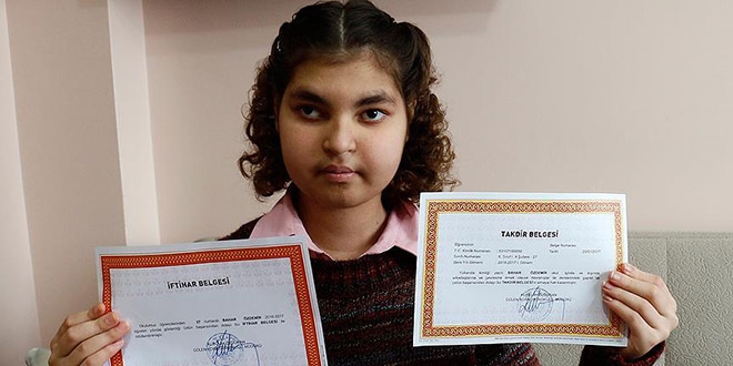 Hiç gidemediği okulundan 'takdir' aldı