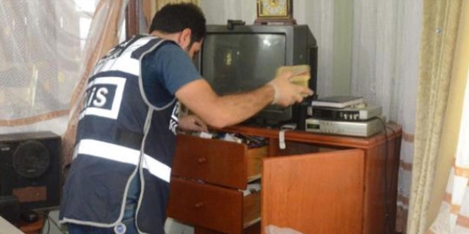 Polis tarafından arama yaptığı evde polis üniforması ele geçirildi