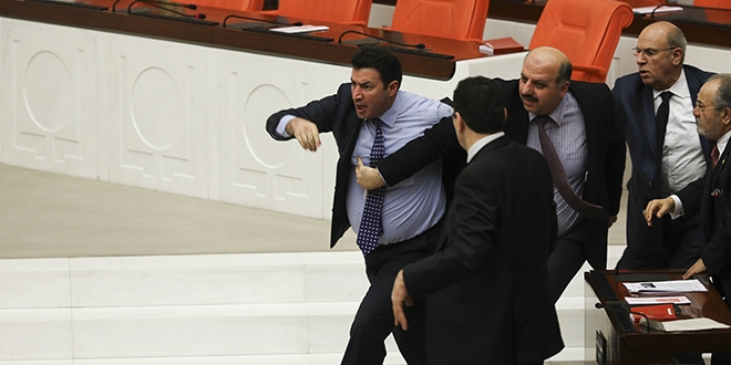 AK Parti'li Enç de boynundan ve belinden yaralandı