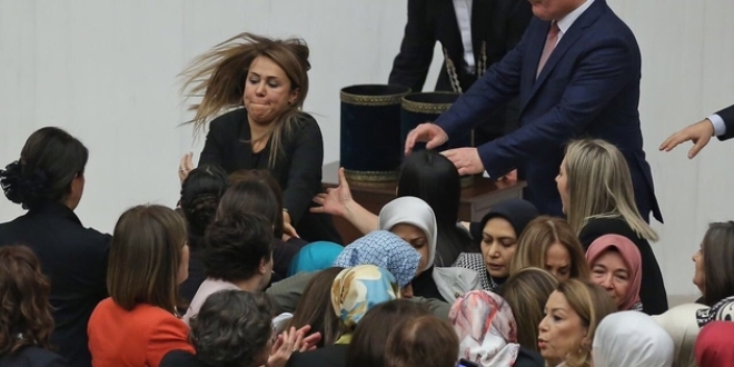 Meclis'te tarihi kavga! Kadın vekiller birbirine girdi