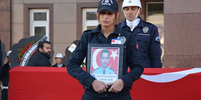Silah arkadaşı şehit eşini son yolculuğuna uğurladı