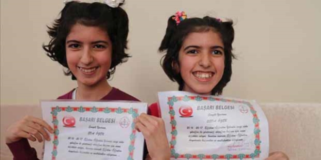 SP'li ikizler evde karne heyecanı yaşadı