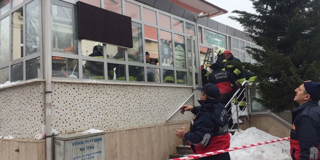 Konya'da cami girişindeki çatı çöktü: 3 yaralı